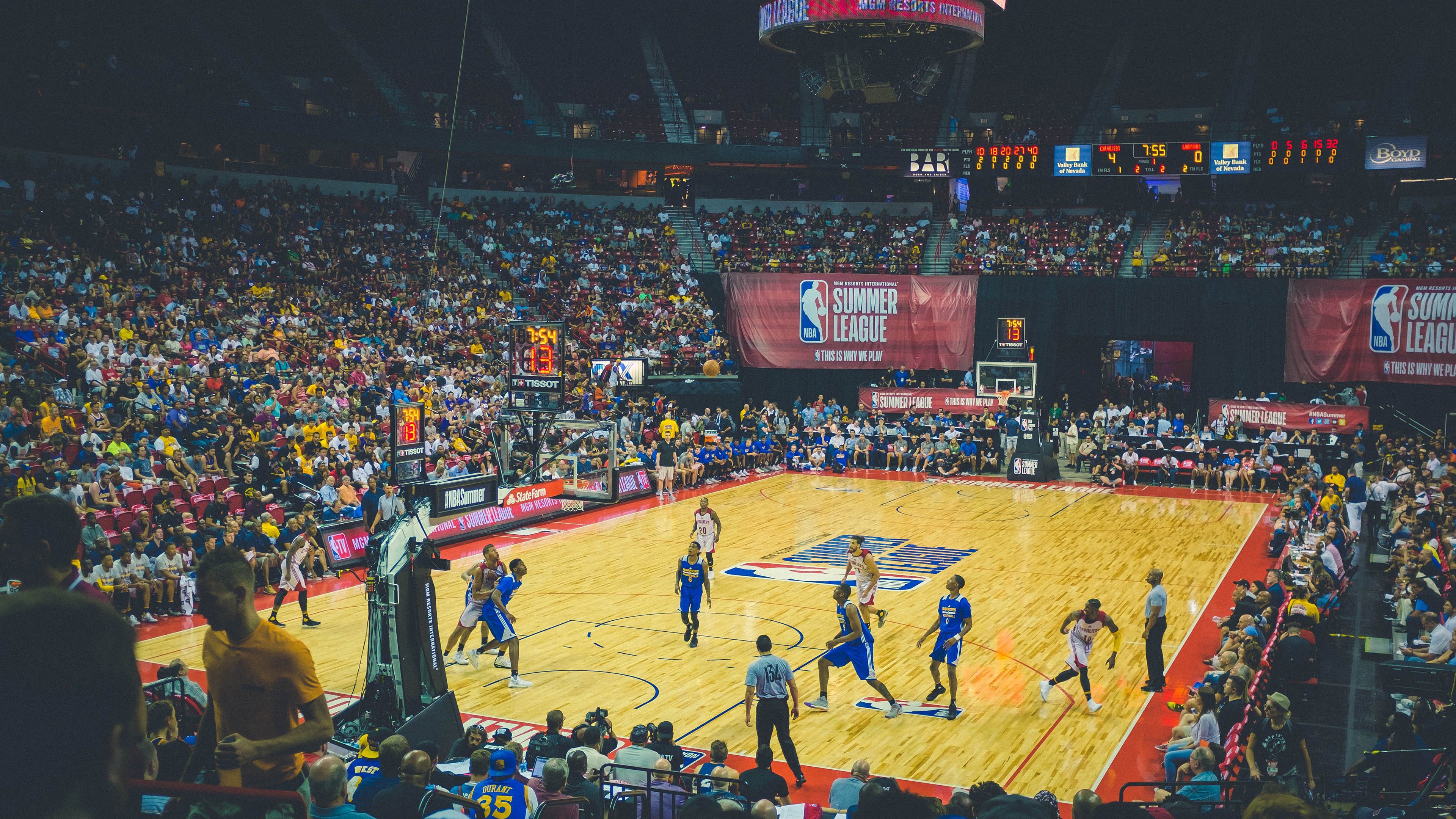 当CBA青岛遇上NBA湖人，德罗赞用一场教学赛告诉了我们什么叫硬解